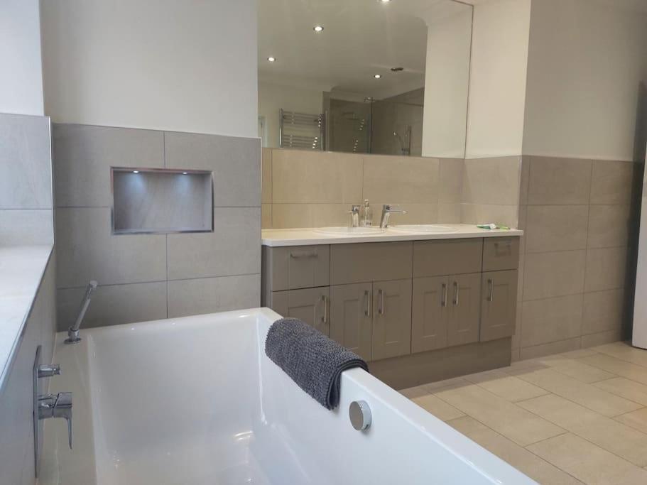 Beach House, With Bbq Lodge And Hot Tub! Bournemouth Eksteriør billede